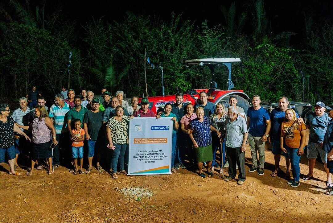 Pedro Lucas entrega trator agrícola para comunidade em São João dos Patos