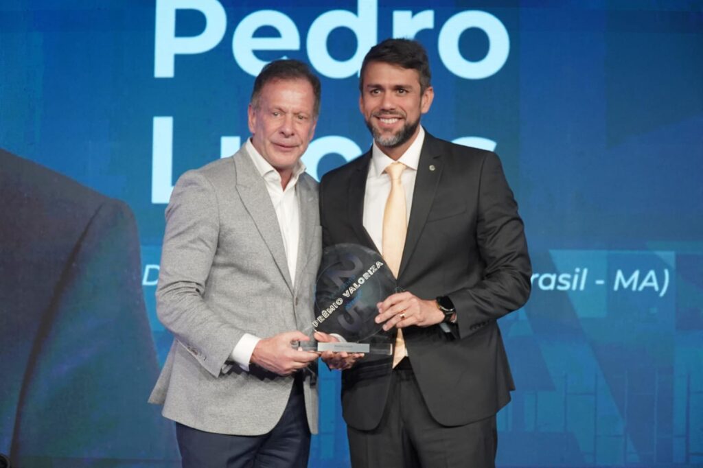 Pedro Lucas recebe o Prêmio Valoriza, que reconhece parlamentares que foram destaques em 2025